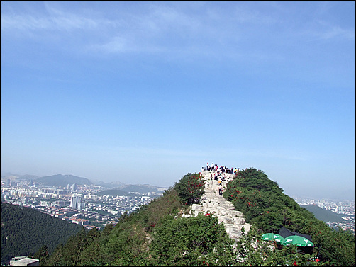 천불산 정상은 아닌 것 같은데 다른 사람들이 모두 내려가기에 같이 하산하였다. 멀리 제남 시내가 보인다. 